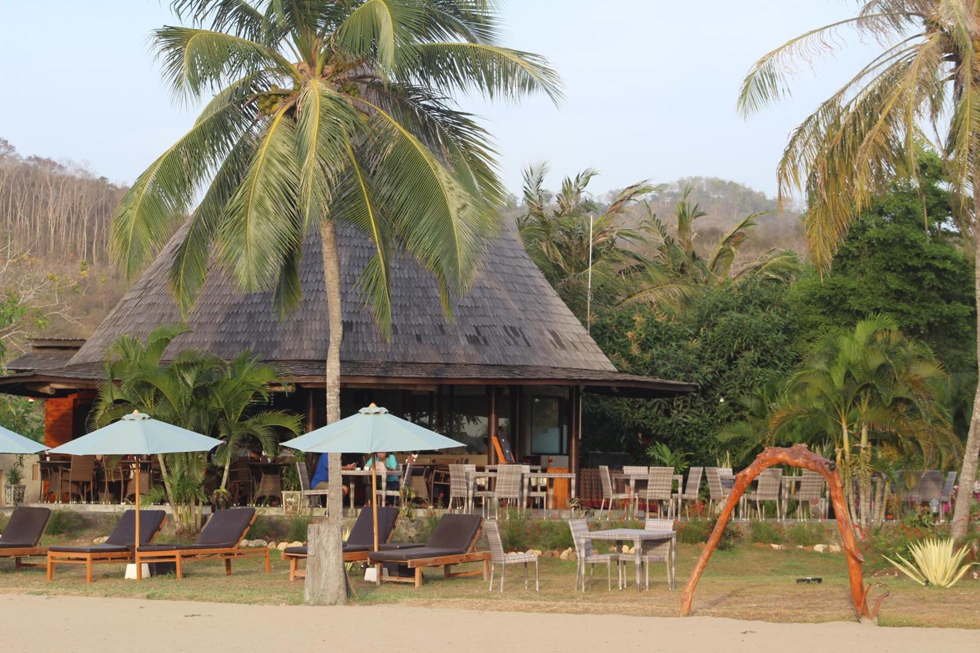 Luwansa Beach Hotel Labuan Bajo Exterior photo